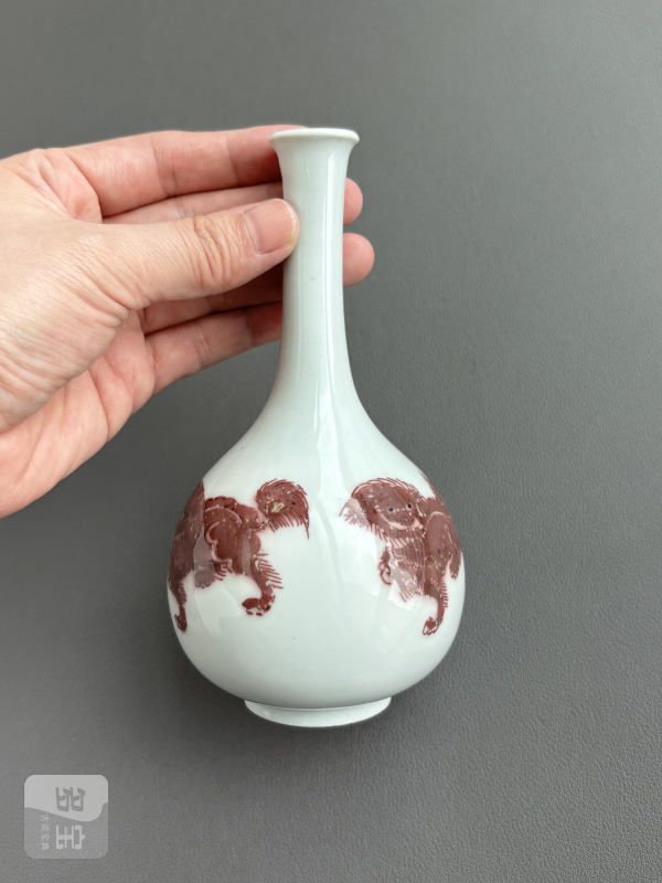 清康熙 釉里红瑞狮纹胆瓶 - 图4